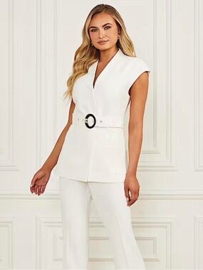 ✨NWT ✨GUESS Eunah Best White Sleeveless with Round Buckle size M